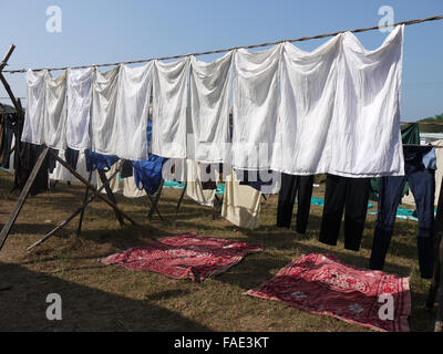 Lave-linge en coton blanc avec ligne en train de sécher dehors- Blanchisserie Kochi Inde Banque D'Images