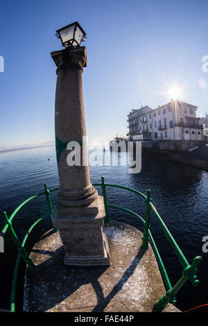 Arona Italie. Le 28 décembre 2015. Journée ensoleillée à Arona la première ville que vous rencontrez en arrivant sur le Lac Majeur en attente de Nouvel An Crédit : Rodolfo Sassano/Alamy Live News Banque D'Images