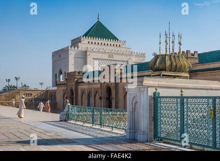 Les Musulmans de visiter le mausolée de mausolée des Rois Mohammed V, Hassan II et le Prince Moulay Abdallah. Rabat, Maroc. Banque D'Images