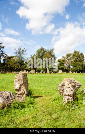 L'Angleterre, l'Oxfordshire, le Rollright stones. La fin du néolithique, âge du bronze, le cercle de pierre de cérémonie, appelée 'les hommes du roi'. La journée, l'été, ciel bleu. Banque D'Images