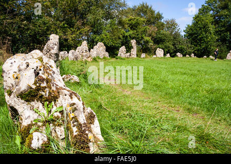 L'Angleterre, l'Oxfordshire, le Rollright stones. La fin du néolithique, âge du bronze, le cercle de pierre de cérémonie, appelée 'les hommes du roi'. La journée, l'été, ciel bleu. Banque D'Images