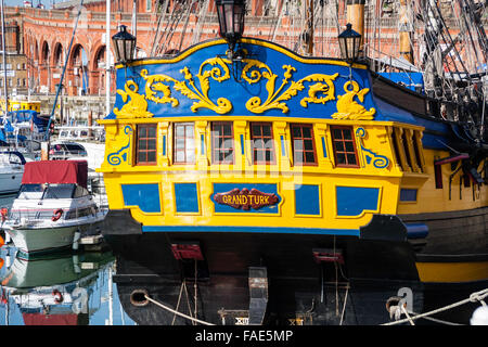 Grand Turk, réplique trois-mâts sixième homme à taux-de-guerre voilier amarré dans le port de Ramsgate. Près de de stern avec windows de capitaines prix. Banque D'Images