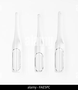 Trois ampoules en verre blanc transparent avec un médicament isolé sur fond blanc. Chemin de détourage inclus. Banque D'Images