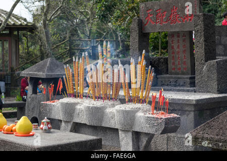 Sanctuaire bouddhiste à la combustion d'encens dans un parc à Xiuying Qu, Haikou, sur l'île chinoise de Haikou. Banque D'Images