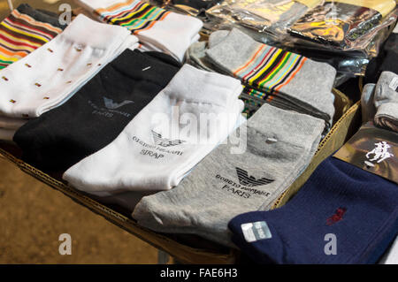 La contrefaçon de marchandises : fake designer Giorgio Armani chaussettes en vente sur un marché de rue à Hong Kong, Chine. Banque D'Images