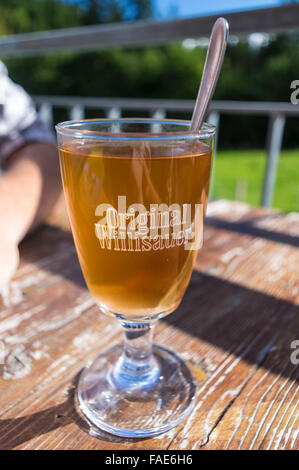 Kaffee Schnaps : café léger mélangé avec une quantité considérable d'alcool ('Schnaps'), une boisson alcoolisée traditionnelle suisse servi dans un verre. Banque D'Images