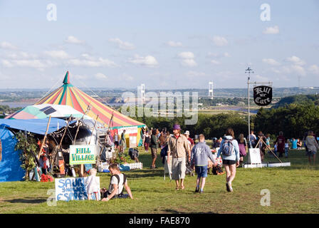 CHEPSTOW, Pays de Galles - Juillet 2014 : Le Village de la colline le 31 juillet à la collecte verte site du Festival, donnant sur la Severn Bridge Banque D'Images