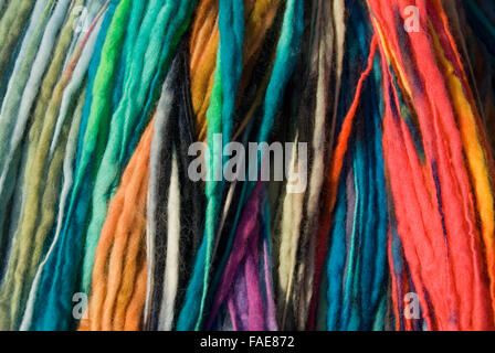 Close up on, bijou artisanal, produits par filature de laine teints en fils suspendu à un rail, en vente à la collecte verte, Chepstow, au Pays de Galles Banque D'Images