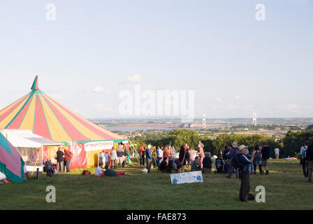 CHEPSTOW, Pays de Galles - Juillet 2014 : Le Village de la colline le 31 juillet à la collecte verte site du Festival, donnant sur la Severn Bridge Banque D'Images