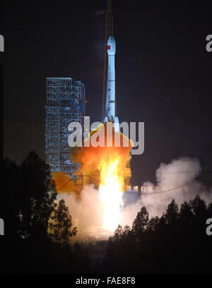 (151229) -- XICHANG, le 29 décembre 2015 (Xinhua) -- photos prises le 29 décembre 2015 montre la longue marche-3B lancée est lancée avec l'Gaofen-4 Satellite dans le sud-ouest de Xichang dans la province du Sichuan en Chine. La Chine a lancé mardi son satellite d'observation plus sophistiqués, Gaofen-4, en tant que partie intégrante de la haute-définition (HD) Projet d'observation de la terre. (Xinhua/Xue Yubin) (xzj) Banque D'Images