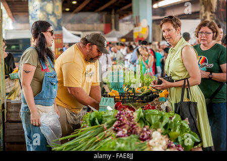 Les acheteurs de produits à un marché de producteurs locaux Banque D'Images