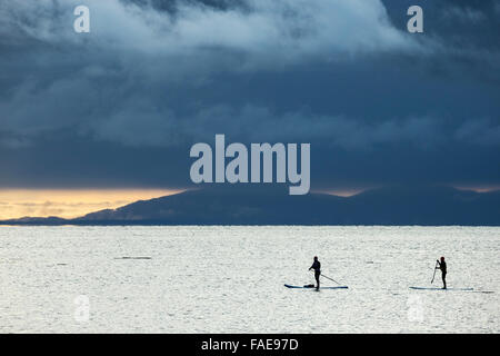 Deux femmes pensionnaires paddle sur le détroit de Juan de Fuca avec nuages orageux-Victoria, Colombie-Britannique, Canaada. Banque D'Images