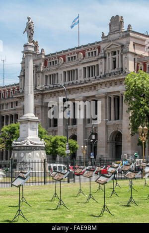 BUENOS AIRES, 28.12.2015 - Vue de la Plaza Lavalle Lavalle (Square) à l'avant du théâtre Colon et palais de justice de Buenos Aire Banque D'Images