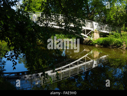 Hawick, Scottish Borders - Wilton Park, pont sur la rivière Teviot. Banque D'Images