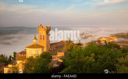 Lever de soleil sur Misty Cattedrale di Santa Maria Assunta e di San Genesio et la ville médiévale de San Miniato, en Toscane, Italie Banque D'Images