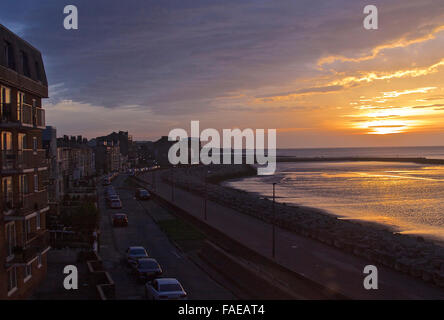 Sandylands Heysham, Promenade, Morecambe, Lancashire, 28 décembre 2015 Les couchers de soleil sur la baie de Morecambe Heysham hors Crédit : David Billinge/Alamy Live News Banque D'Images