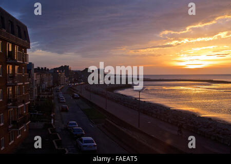 Sandylands Heysham, Promenade, Morecambe, Lancashire, 28 décembre 2015 Les couchers de soleil sur la baie de Morecambe Heysham hors Crédit : David Billinge/Alamy Live News Banque D'Images