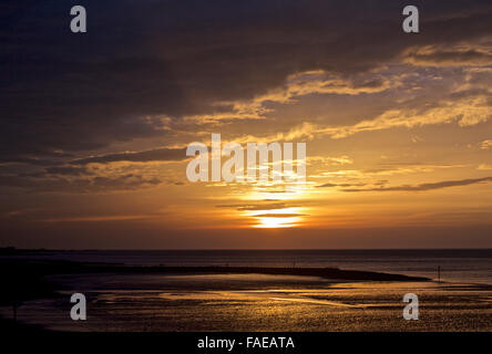 Sandylands Heysham, Promenade, Morecambe, Lancashire, 28 décembre 2015 Les couchers de soleil sur la baie de Morecambe Heysham hors Crédit : David Billinge/Alamy Live News Banque D'Images