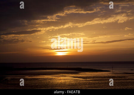 Sandylands Heysham, Promenade, Morecambe, Lancashire, 28 décembre 2015 Les couchers de soleil sur la baie de Morecambe Heysham hors Crédit : David Billinge/Alamy Live News Banque D'Images