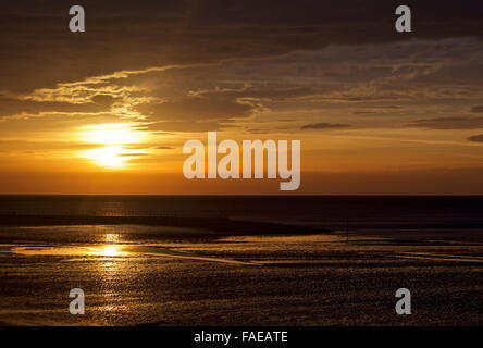 Sandylands Heysham, Promenade, Morecambe, Lancashire, 28 décembre 2015 Les couchers de soleil sur la baie de Morecambe Heysham hors Crédit : David Billinge/Alamy Live News Banque D'Images