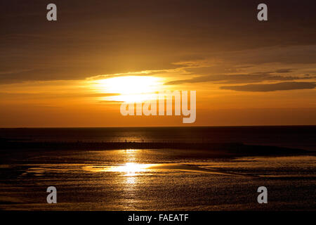 Sandylands Heysham, Promenade, Morecambe, Lancashire, 28 décembre 2015 Les couchers de soleil sur la baie de Morecambe Heysham hors Crédit : David Billinge/Alamy Live News Banque D'Images