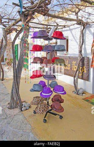 Hats rack au anges boutique en plein air dans la région de Santa Gertrudis de Fruitera en décembre à Ibiza, Iles Baléares, Espagne Banque D'Images