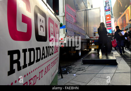 New York, USA. 28 Dec, 2015. Jeter les participants documents dans une corbeille pour être déchiquetés durant la journée "bon débarras" sur Times Square, à New York, États-Unis, 28 décembre 2015. Bon débarras 24 est un événement qui s'est tenue à New York juste avant le Nouvel An pour les personnes de déchiqueter des morceaux de papier représentant leurs mauvais souvenirs ou des choses qu'ils veulent se débarrasser de avant la nouvelle année. © Wang Lei/Xinhua/Alamy Live News Banque D'Images