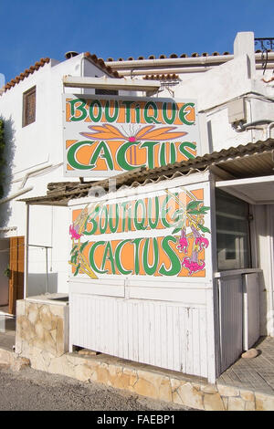 Boutique Cactus signe créatif sur bâtiment blanc sur Décembre 16, 2015 à Sant Carles de la Ràpita, Ibiza, Espagne. Banque D'Images