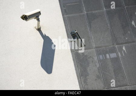 Les caméras de sécurité blanc monté sur mur blanc Banque D'Images