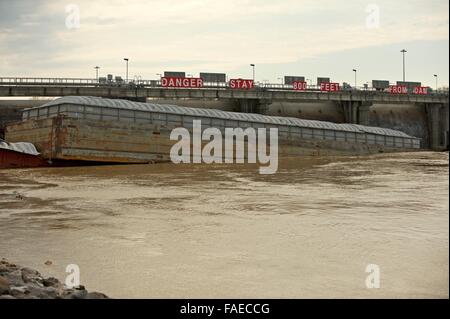 Columbus, Ohio, USA. 28 Dec, 2015. Les chalands sont déposées contre le barrage de Columbus, Mme et y resteront jusqu'à la laisse des hautes eaux s'atténuera. Le river Tenn-Tom est élevé après les récentes tempêtes dans la région. Crédit : Tim Thompson/Alamy Live News Banque D'Images