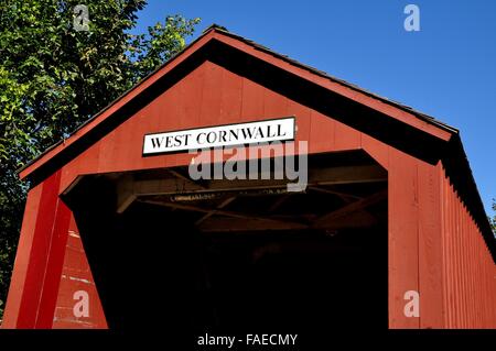 West Cornwall, Connecticut : 1864 West Cornwall Pont Couvert. Également connu sous le nom de Hart, est un pont en treillis treillis de bois span Banque D'Images