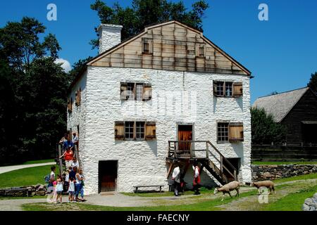 Sleepy Hollow, NEW YORK : un groupe touristique de quitter l'ancien manoir construit par Frederick Philipse historique au ch. 1750 Philipsburg Manor Banque D'Images