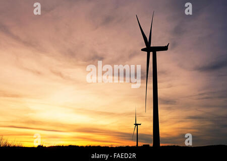 Deux éoliennes produisant de l'électricité, Whitelee éoliennes, Eaglesham, près de Glasgow, Écosse, Royaume-Uni Banque D'Images