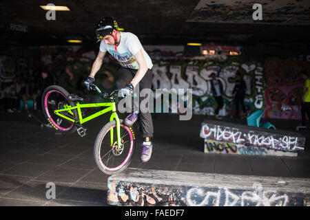 Le BMX rider effectuant des tours sur la rive sud de Londres Banque D'Images