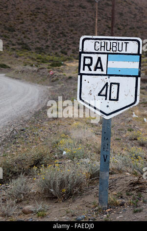 Signalisation routière pour Ruta Nacional no 40 ou Ruta 40, route nationale à Chubut, Argentine, Amérique du Sud Banque D'Images