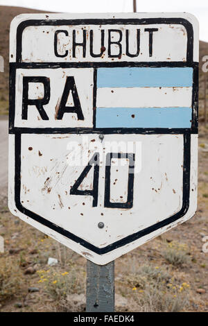 Signalisation routière pour Ruta Nacional no 40 ou Ruta 40, route nationale à Chubut, Argentine, Amérique du Sud Banque D'Images