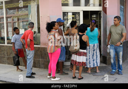 Les consommateurs attendent en ligne à l'extérieur de magasin d'alimentation, Habana Vieja (la vieille Havane), Cuba Banque D'Images