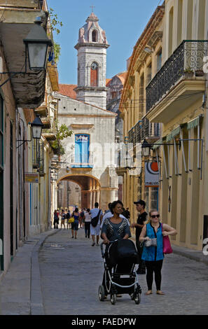 Les gens dans les rues de la Habana Vieja (la vieille Havane), Cuba Banque D'Images