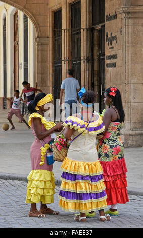 Les femmes habillées de couleurs vives dans la région de Plaza Vieja, Habana Vieja (la vieille Havane), Cuba Banque D'Images