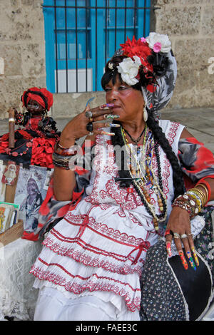 Femme colorés fumeurs de cigare, Habana Vieja (la vieille Havane), Cuba Banque D'Images