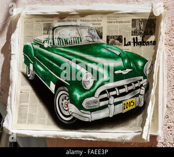Peinture de cabriolet Chevrolet Classic sur journal, Habana Vieja (la vieille Havane), Cuba Banque D'Images