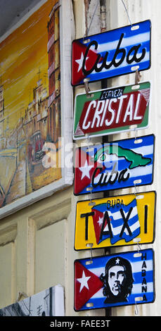 Plaques souvenirs en vente en boutique touristique, Habana La Havane (Cuba), Banque D'Images