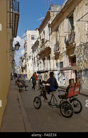 Dôme de Capitolio Nacional (National Capitol building) et dans les rues bondées de Habana Vieja (la vieille Havane), Cuba Banque D'Images