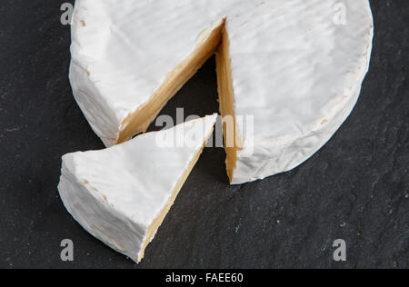 Segment de Brie coupé d'un ensemble français fromage Brie Banque D'Images