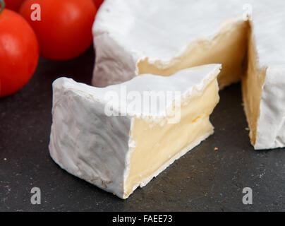 Fromage Brie et tomates sur une plaque en ardoise grise. Selective Focus Banque D'Images