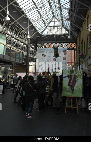 Portrait, à Spitafields Market 1 rue à l'entrée, les gens marcher Vieux Marché de Spitalfields, Spitalfields, Londres, E1, UK Banque D'Images