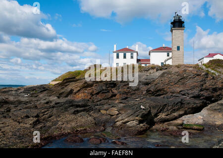 Phare de castor avec son architecture coloniale unique en pierre garde au sommet des formations de roche, est un lieu d'attraction près de Newport Rhode Island. Banque D'Images