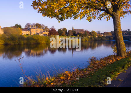 La période automnale à Kelso, Ecosse - Plough Hotel et la ville vu de l'autre côté de la Tweed. Banque D'Images