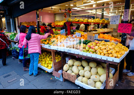 SAN FRANCISCO, CA - 9 décembre 2015 : marché dans une boutique dans le quartier chinois de San Francisco. Banque D'Images