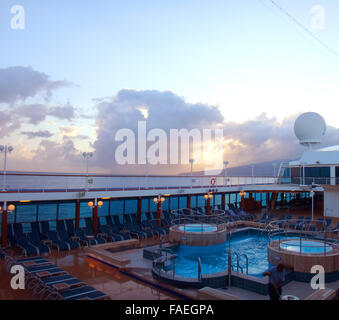 Vue de l'île de Tahiti d'un navire de croisière, Polynésie française. Banque D'Images